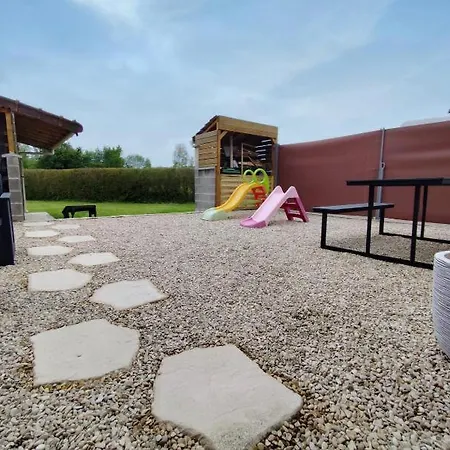 Gite Privatif, Maison De Vacances Familiale 100M2 Avec Piscine, Parking Prive 